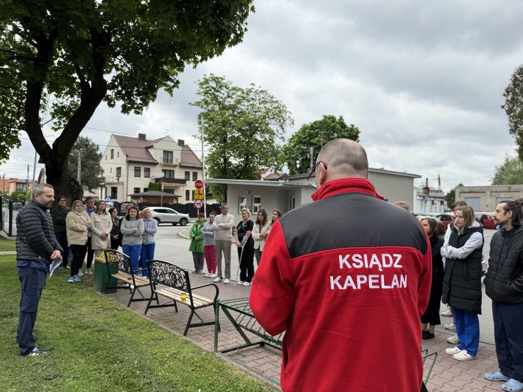 Personel medyczny przed budynkiem szpitala oddaje hołd minutą ciszy i modlitwą - dla zamordowanego w Szpitalu Uniwersyteckim dr Soleckiego
